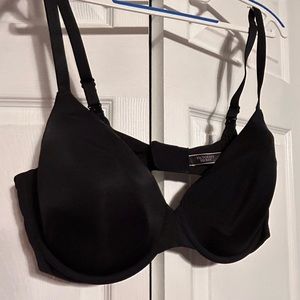 Victoria’s Secret lightly lined full coverage bra.